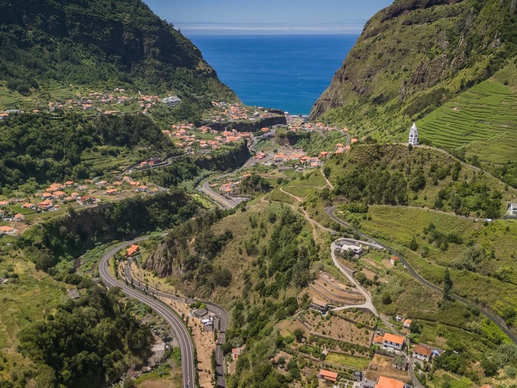 Vista del pueblo de Sao Vicente, uno de los pueblos más bonitos de Madeira