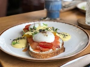 Vista de una tosta en un menu de brunch