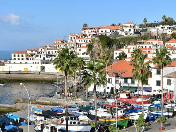 Vista del pueblo Cámara de Lobos , uno de los pueblos más bonitos de Madeira