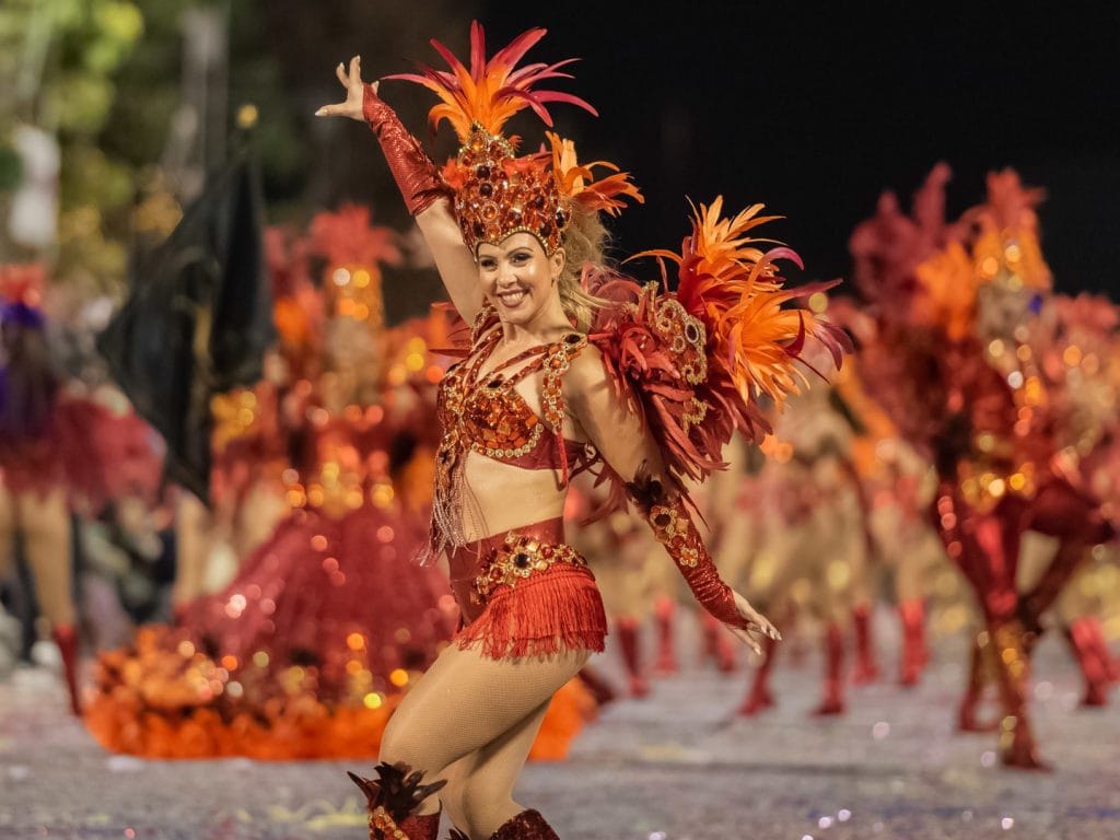 Vista de una chica en el carnaval de Funchal , una de las mejores cosas que ver en Funchal en Madeira