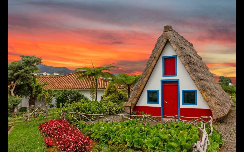 Casas tradicionales del pueblo de Santana, uno de los mejores pueblos de madeira