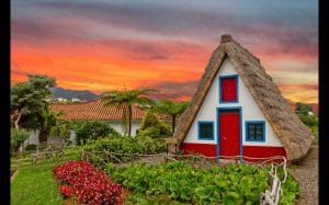 Casas tradicionales del pueblo de Santana, uno de los mejores pueblos de madeira
