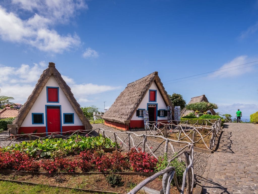 Casas tradicionales del pueblo de Santana en Madeira