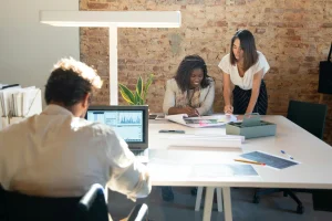 Personas en un coworking en la isla de Madeira