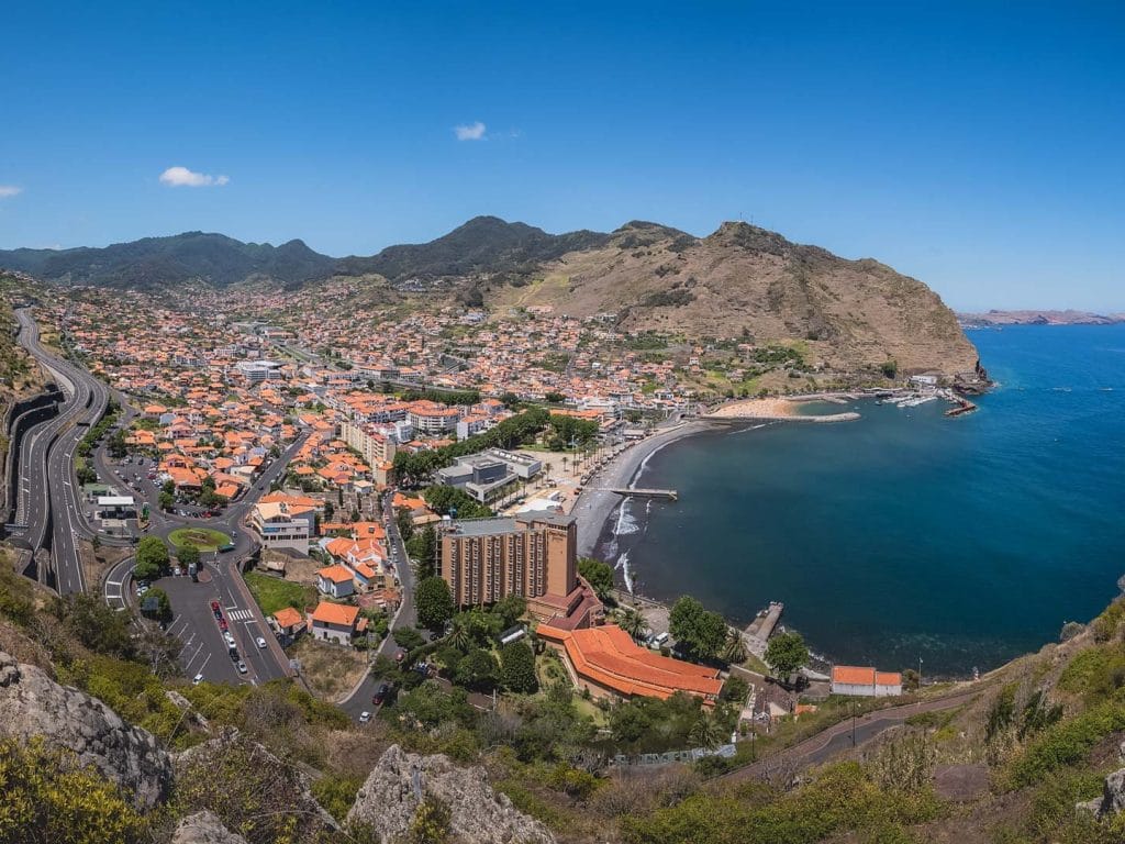Vista del pueblo de Machico, uno de los pueblos más bonitos de Madeira