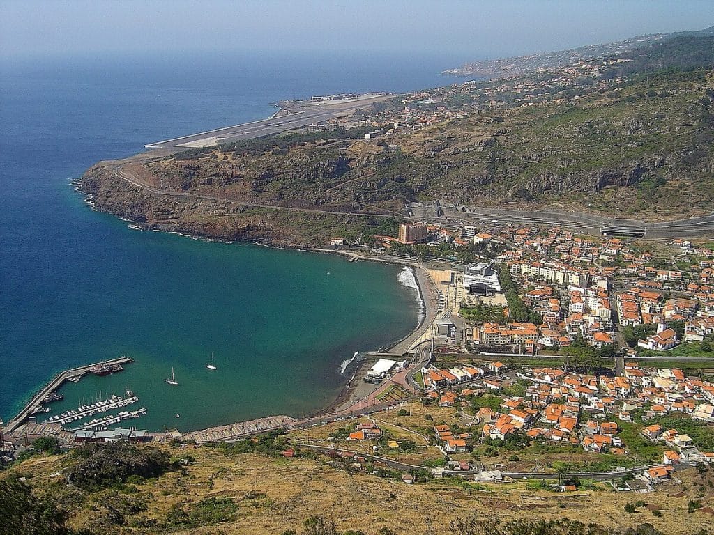 Vista del pueblo Machico en Madeira, uno de los mejores pueblos