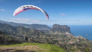 Persona haciendo parapente, una de las mejores actividades que hacer en Madeira