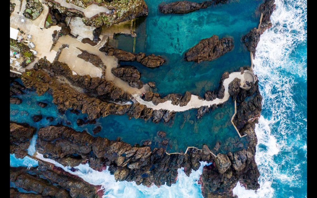 Piscinas volcánicas en Porto Moniz, uno de los mejores pueblos que ver en Madeira