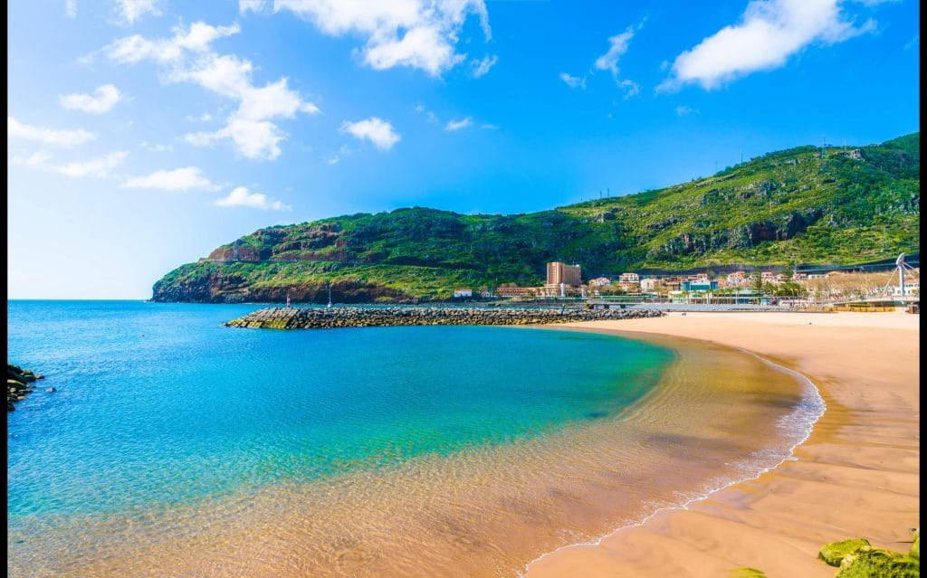 Vista de la playa de Machico en Maderia, Portugal