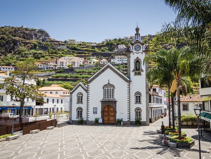 Vista del pueblo de Ribeira Brava, uno de los pueblos más bonitos de Madeira